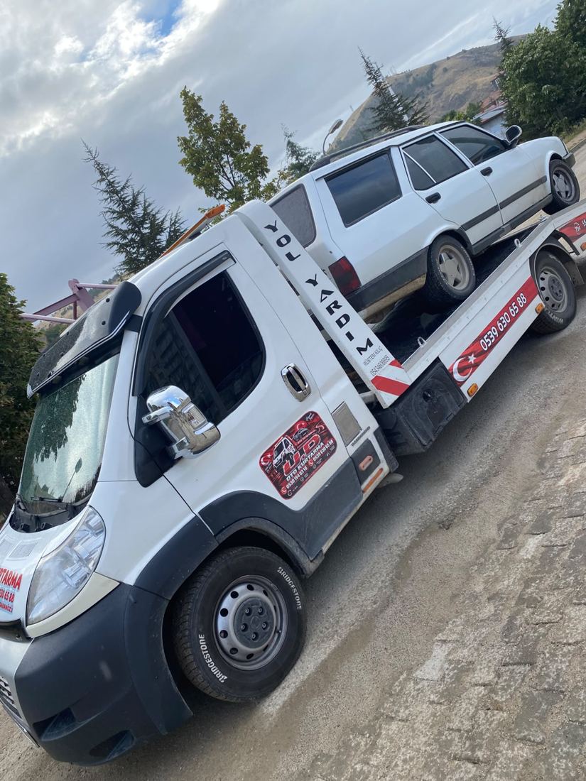 Çekici bir Tofaş steyşını taşıyor