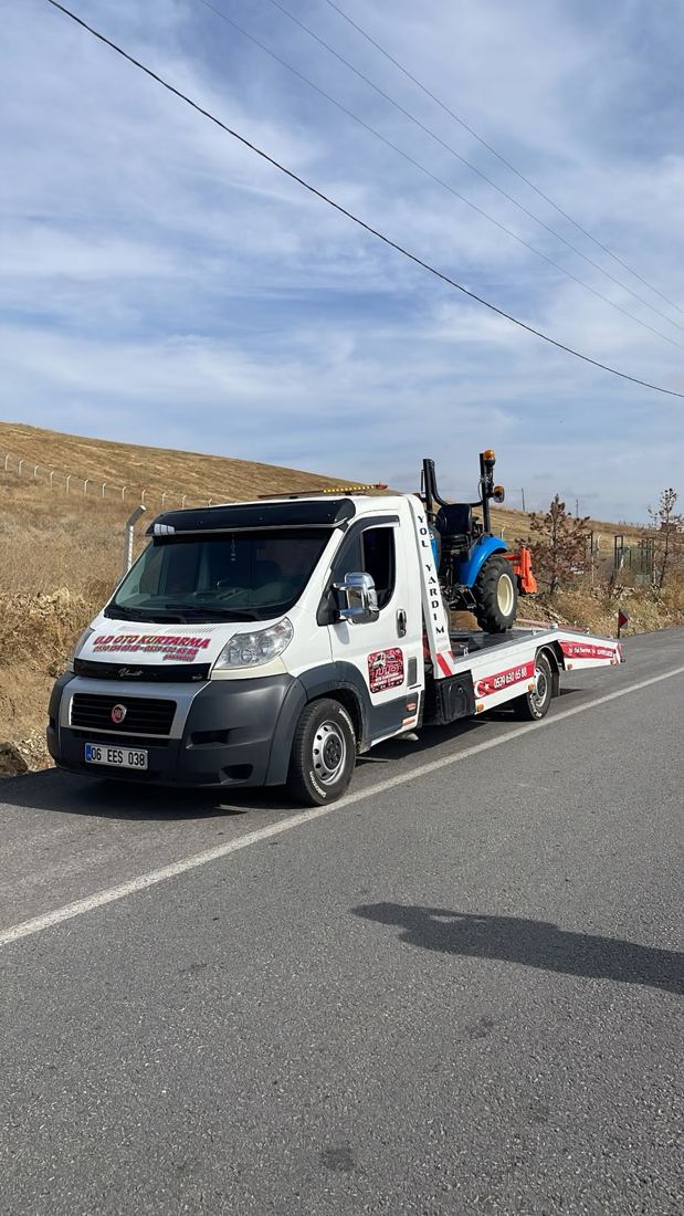 Çekici bir traktörü taşıyor